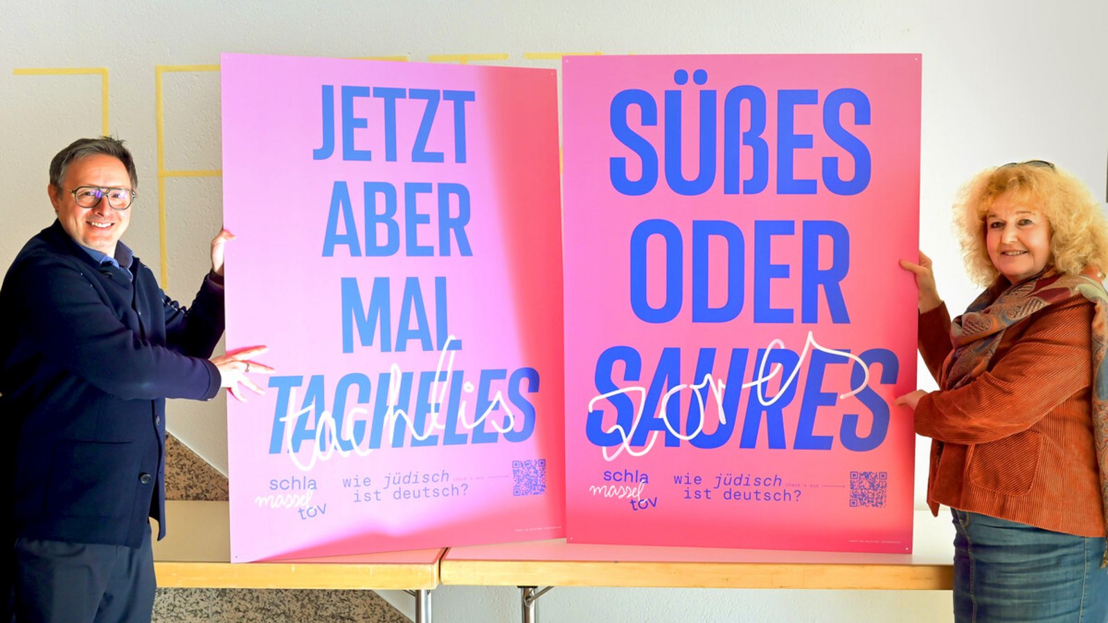 „Wie Jüdisch ist Deutsch?“ Gemeindedirektor Michael Rubinstein und Vorstandssprecherin Barbara Traub mit Plakaten für die Jüdischen Kulturwochen.Foto: Lichtgut/Max Kovalenko „Wie Jüdisch ist Deutsch?“ Gemeindedirektor Michael Rubinstein und Vorstandssprecherin Barbara Traub mit Plakaten für die Jüdischen Kulturwochen.Foto: Lichtgut/Max Kovalenko