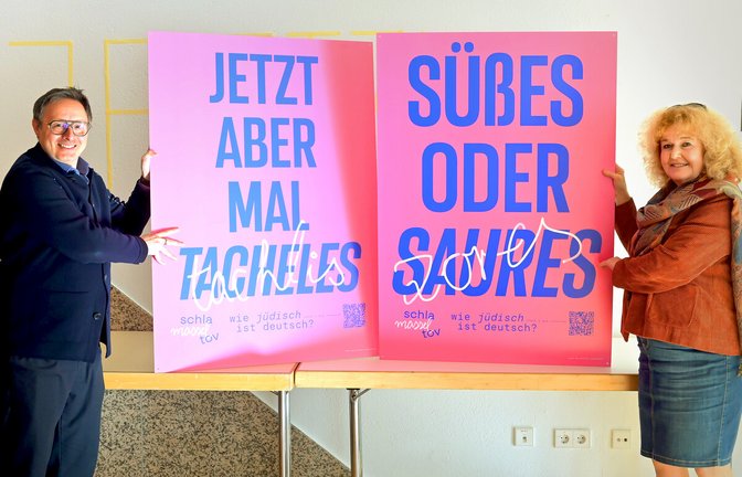 „Wie Jüdisch ist Deutsch?“ Gemeindedirektor Michael Rubinstein und Vorstandssprecherin Barbara Traub mit Plakaten für die Jüdischen Kulturwochen.<span class='image-autor'>Foto: Lichtgut/Max Kovalenko</span>