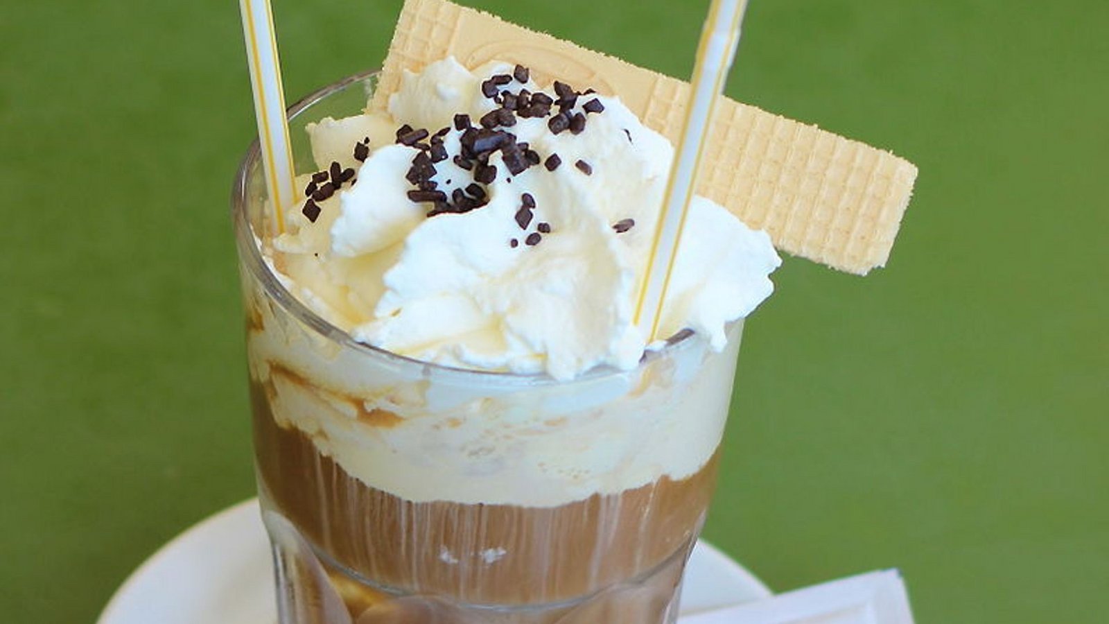 Der Direkte: Zum Eiskaffee (der nicht nur zum Sommer passt) gehört ein Strohhalm. Sie sind bestimmend und direkt, suchen halt und wollen Halt geben. Dummschwätzer sind Ihnen zuwider. Sie lieben’s gerade heraus und eiskalt – zu jeder Jahreszeit.Foto: Wikipedia commons/Usien CC BY-SA 3.0