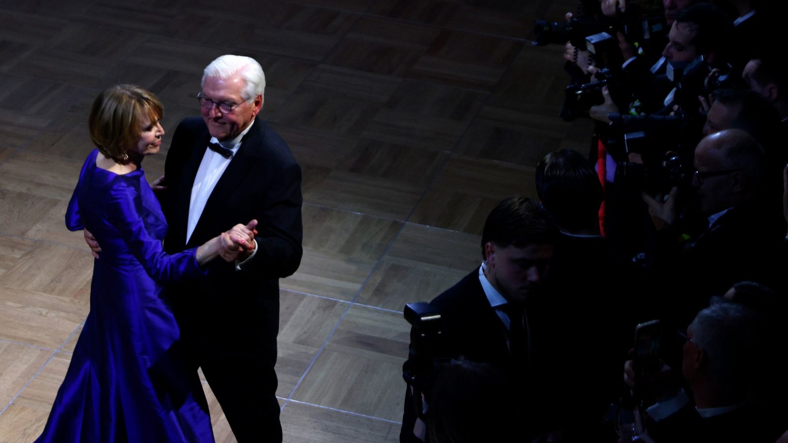 Bundespräsident Frank-Walter Steinmeier und seine Frau Elke Büdenbender tanzen den Eröffnungswalzer beim Bundespresseball.Foto: Carsten Koall/dpa