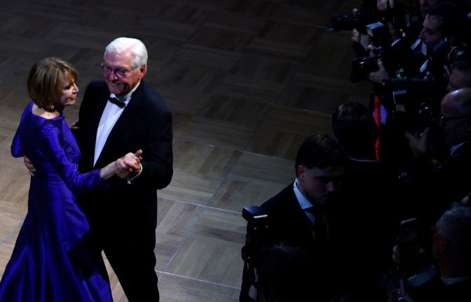 Bundespräsident Frank-Walter Steinmeier und seine Frau Elke Büdenbender tanzen den Eröffnungswalzer beim Bundespresseball.<span class='image-autor'>Foto: Carsten Koall/dpa</span>
