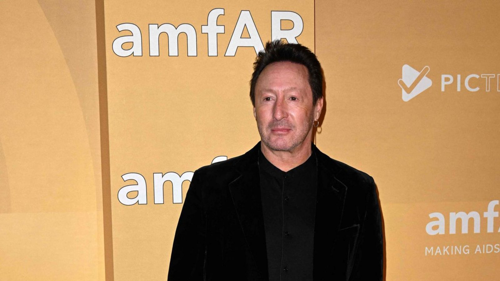 Komplett in schwarz gekleidet erschien Julian Lennon, Sohn von John Lennon.Foto: AFP/ROBYN BECK Komplett in schwarz gekleidet erschien Julian Lennon, Sohn von John Lennon.Foto: AFP/ROBYN BECK