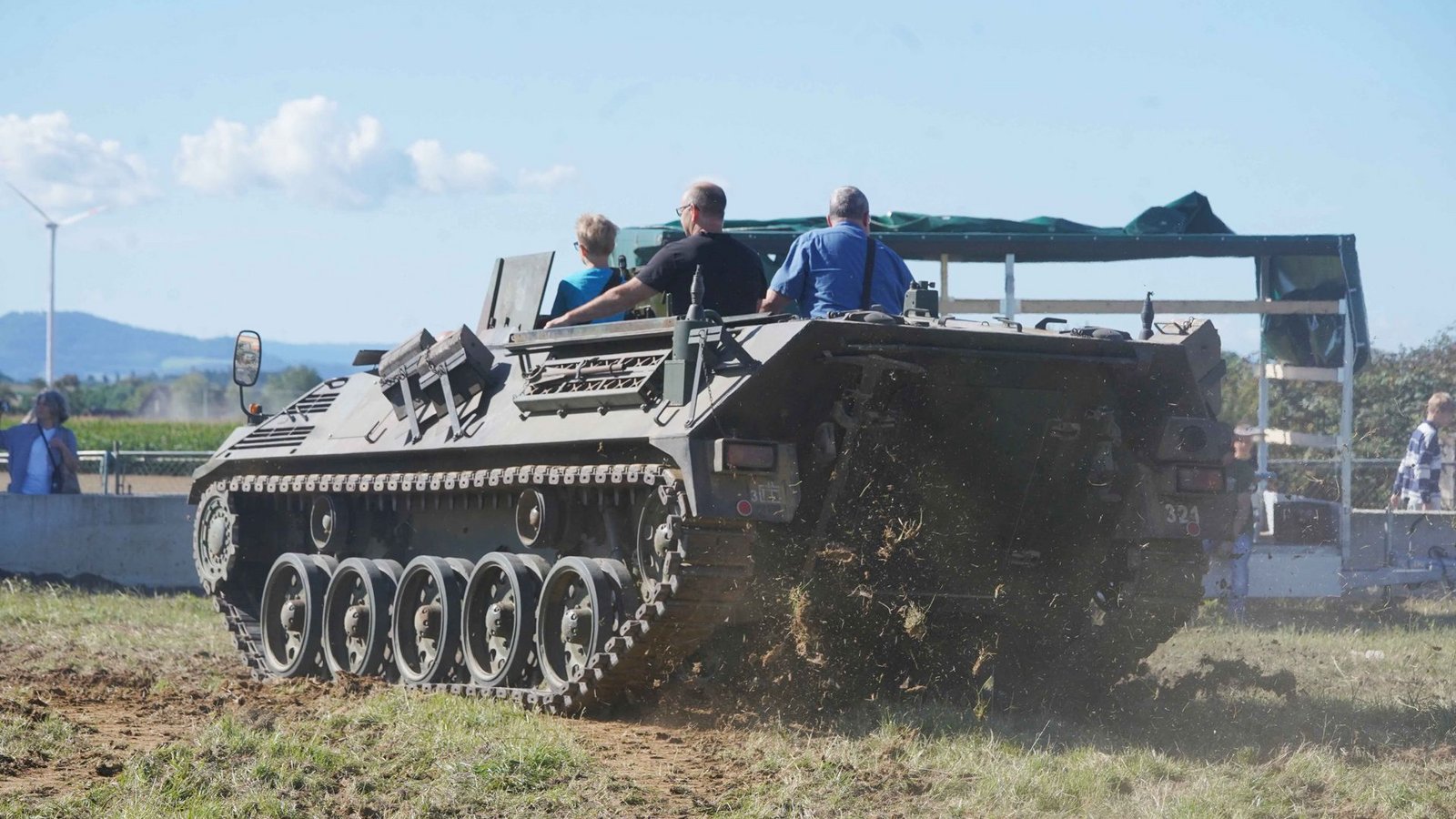 Oldtimer-Treffen auf der Ostalb: Mit ausrangierten Panzern rollten die Festbesucher über das Museumsgelände.Foto: Andreas Rosar Fotoagentur-Stuttgart Oldtimer-Treffen auf der Ostalb: Mit ausrangierten Panzern rollten die Festbesucher über das Museumsgelände.Foto: Andreas Rosar Fotoagentur-Stuttgart