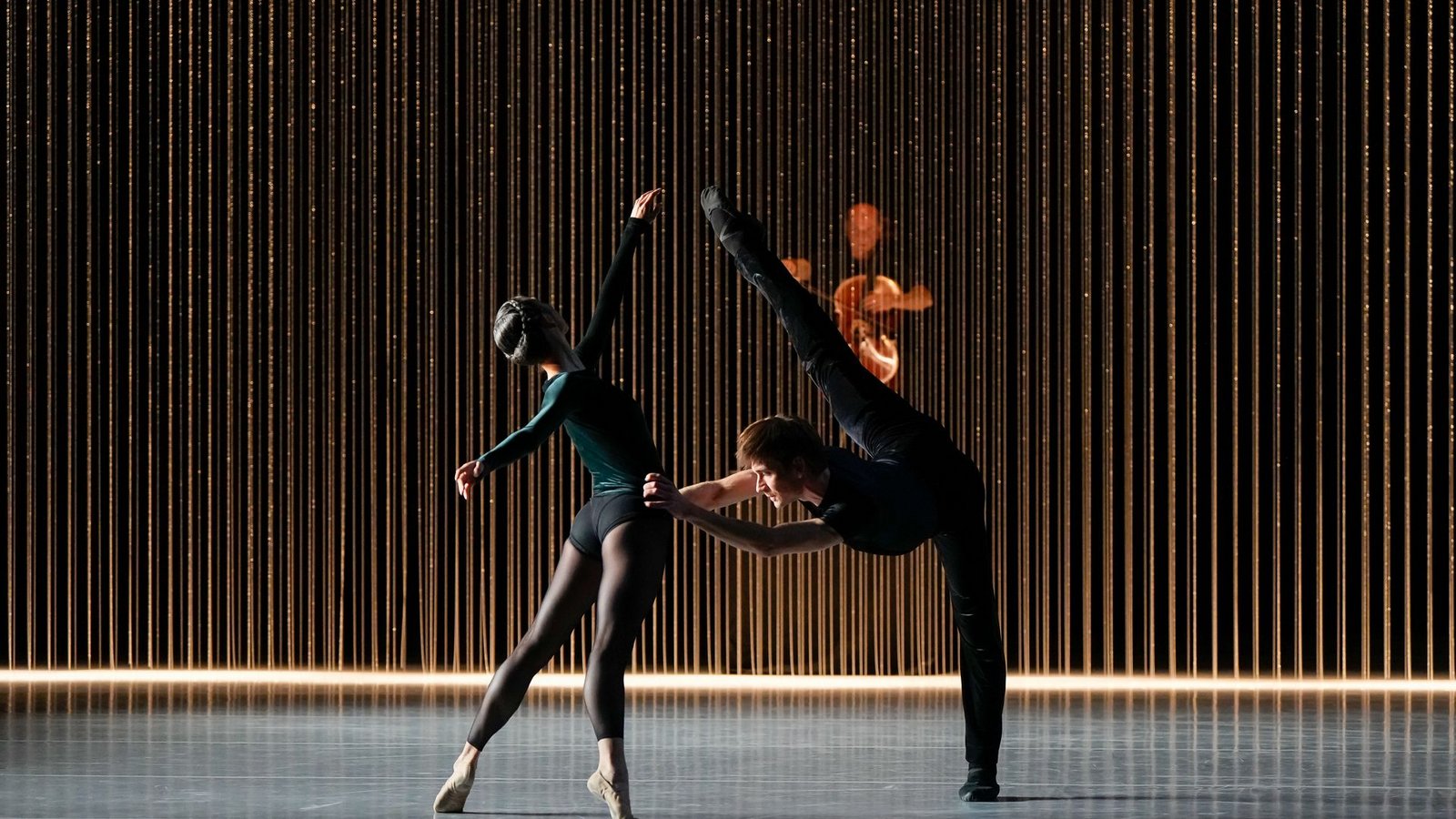 Füreinander im Miteinander als „One of a kind“-Botschaft: Agnes Su und Friedemann VogelFoto: © Roman Novitzky/Stuttgarter Ballett/© Roman Novitzky/Stuttgarter Ballett