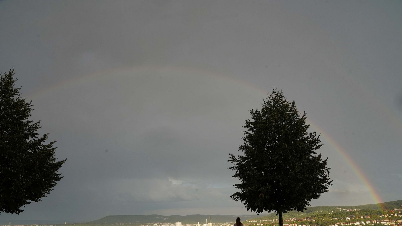 Es ist ein blasser Regenbogen vor dunklem Himmel. Aber die Zuversicht im Land hat etwas zugenommen.Foto: Fotoagentur-Stuttgart/Andreas Rosar Es ist ein blasser Regenbogen vor dunklem Himmel. Aber die Zuversicht im Land hat etwas zugenommen.Foto: Fotoagentur-Stuttgart/Andreas Rosar