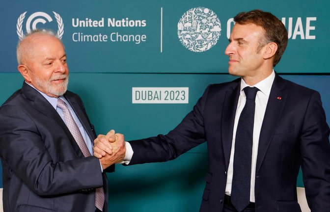Brasiliens und Frankreichs Staatsoberhäupter, Lula da Silva und Emmanuel Macron, geben sich bei der COP 28 einträchtig. Doch ein Abkommen zwischen EU und Mercosur steht wegen ihrer unterschiedlichen Interessen vor dem Scheitern.<span class='image-autor'>Foto: AFP/Ludovic Marin</span>
