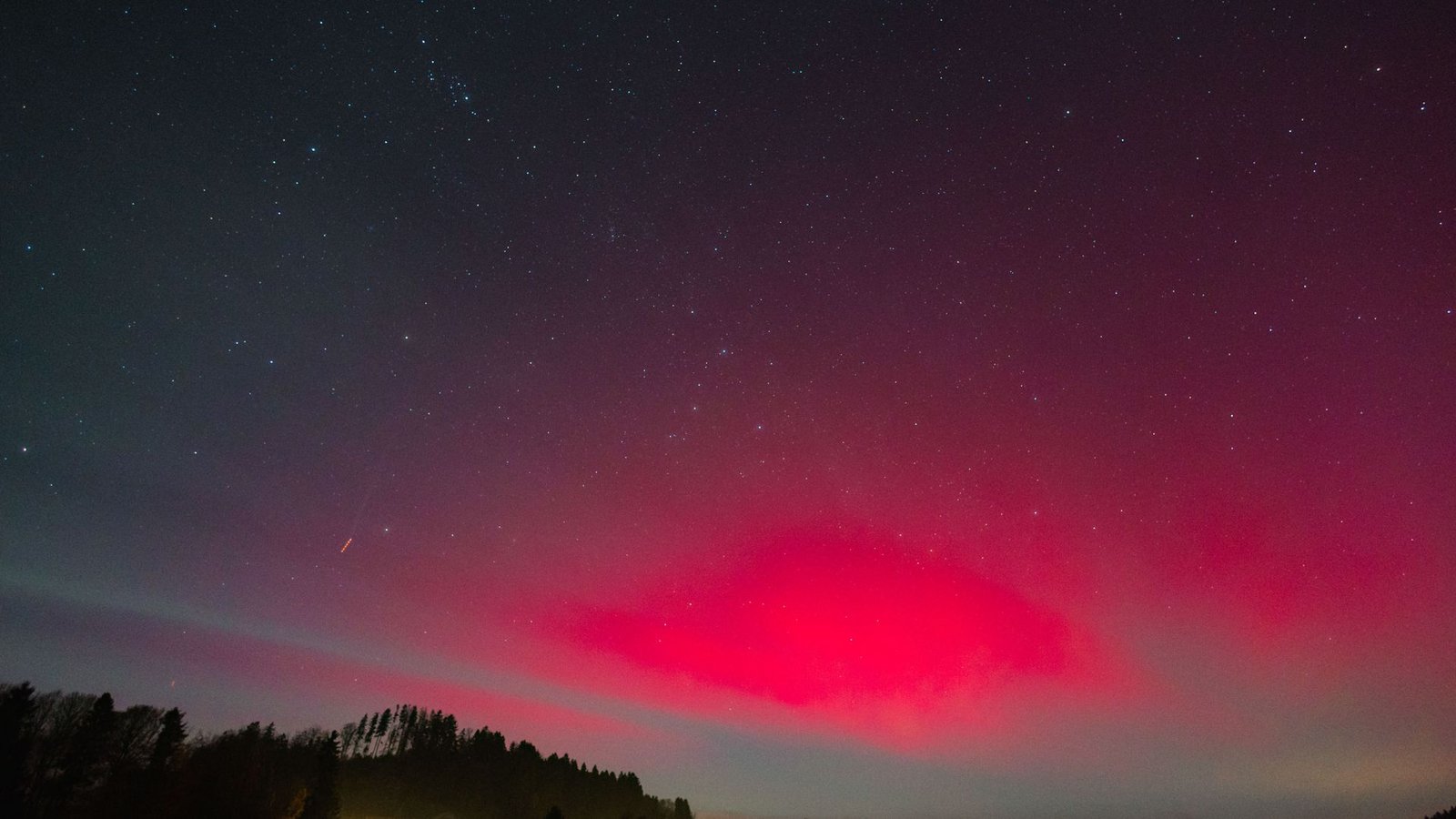 So schön können Nordlichter über Bayern sein. Diese Aufnahme stammt noch aus dem November 2025. Wie stehen die Chancen auf solche Bilder heute Nacht?Foto: onw-images So schön können Nordlichter über Bayern sein. Diese Aufnahme stammt noch aus dem November 2025. Wie stehen die Chancen auf solche Bilder heute Nacht?Foto: onw-images