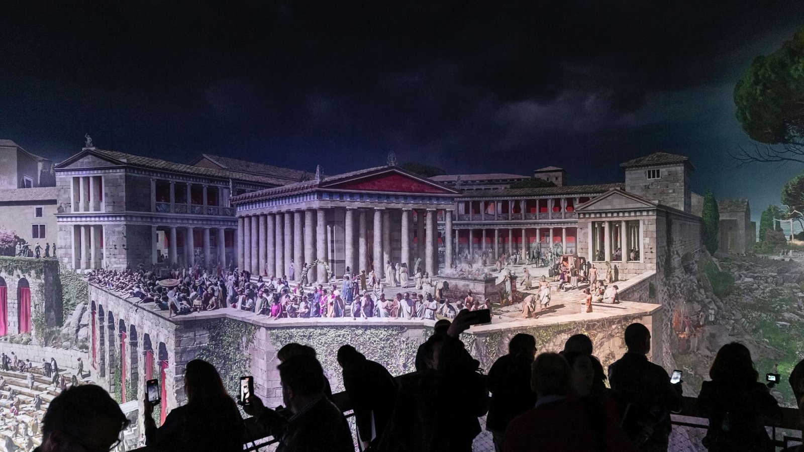 Die Besucher blicken auf die Akropolis von Pergamon.Foto: asisi//nelie Saroglou Die Besucher blicken auf die Akropolis von Pergamon.Foto: asisi//nelie Saroglou