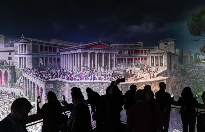 Die Besucher blicken auf die Akropolis von Pergamon.<span class='image-autor'>Foto: asisi//nelie Saroglou</span>