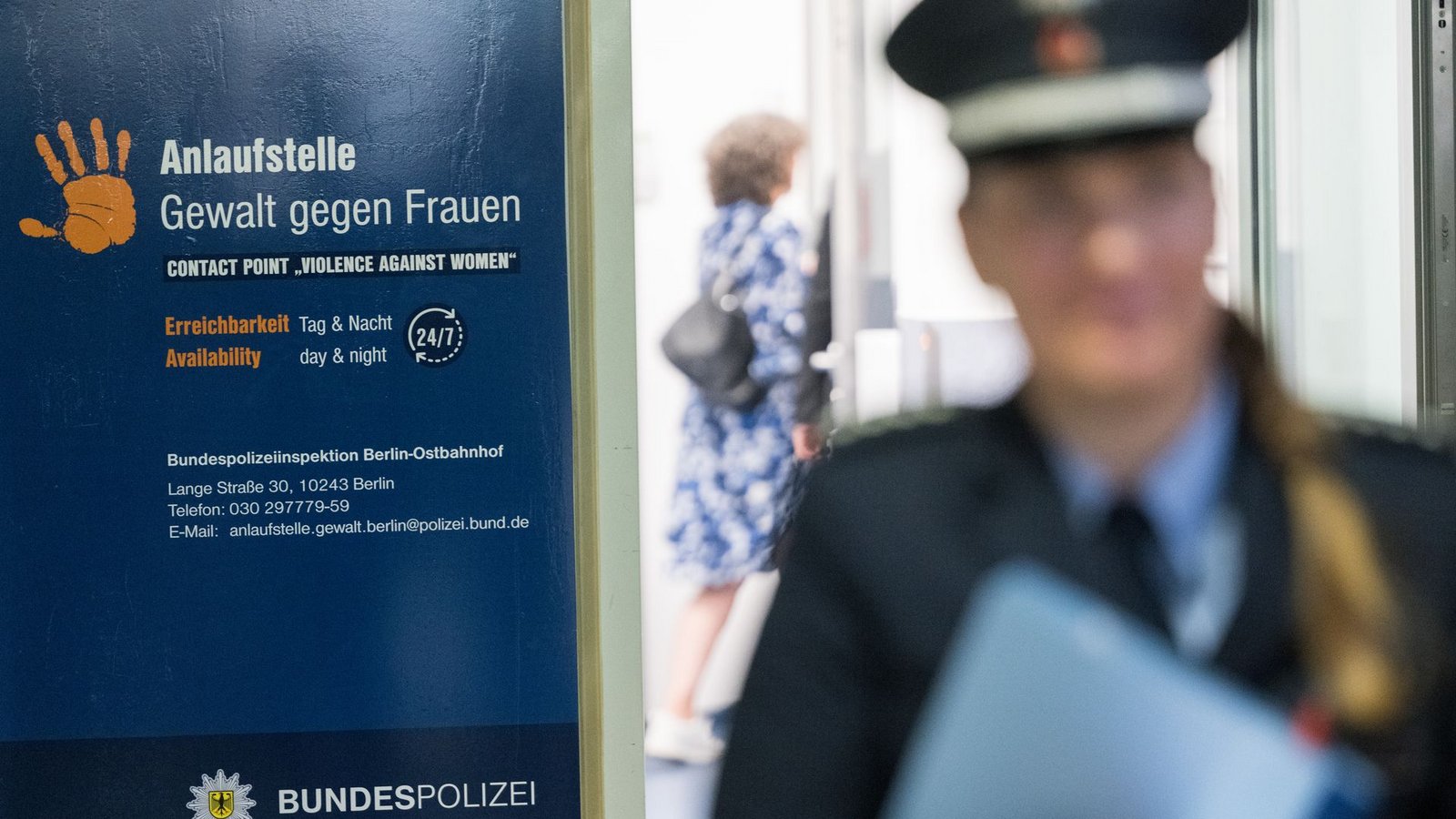 Bei der Anlaufstelle am Berliner Ostbahnhof sollen Frauen, die Opfer von Gewalt geworden sind, Beratung und Unterstützung erhalten können - in einer besonders vertrauenerweckenden Atmosphäre. (Archivfoto)Foto: Sebastian Gollnow/dpa Bei der Anlaufstelle am Berliner Ostbahnhof sollen Frauen, die Opfer von Gewalt geworden sind, Beratung und Unterstützung erhalten können - in einer besonders vertrauenerweckenden Atmosphäre. (Archivfoto)Foto: Sebastian Gollnow/dpa