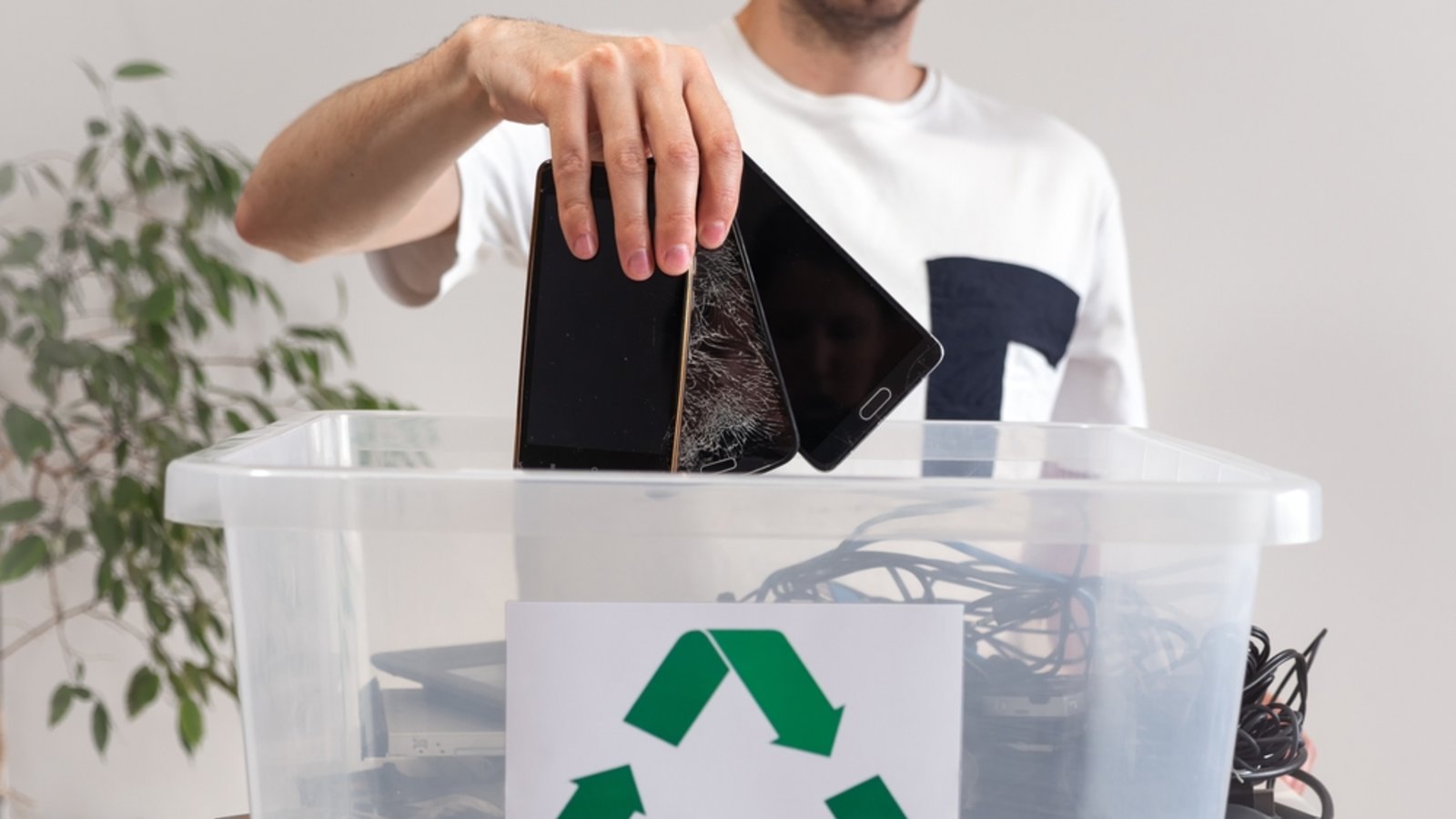 Sind die alten Handys noch etwas wert?Foto: Yekatseryna Netuk / shutterstock.com Sind die alten Handys noch etwas wert?Foto: Yekatseryna Netuk / shutterstock.com