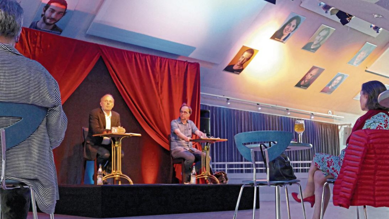Im Duett mit Abstand vereint: Intendant Thomas Münstermann (links) eröffnet mit dem Psychotherapeuten und Autor Dietrich Wagner die Montags-Reihe „Blauer Salon“ vor 16 Gästen. Foto: Roth Im Duett mit Abstand vereint: Intendant Thomas Münstermann (links) eröffnet mit dem Psychotherapeuten und Autor Dietrich Wagner die Montags-Reihe „Blauer Salon“ vor 16 Gästen. Foto: Roth