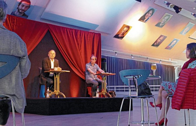 Im Duett mit Abstand vereint: Intendant Thomas Münstermann (links) eröffnet mit dem Psychotherapeuten und Autor Dietrich Wagner die Montags-Reihe „Blauer Salon“ vor 16 Gästen. Foto: Roth
