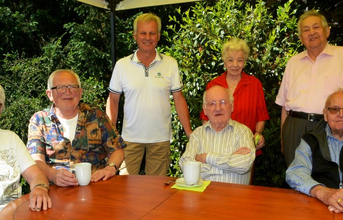 Frühstücken und dabei Spenden sammeln: Hierzu trafen sich (v.l.) Gisela Scheerle, Wolfgang Scherrer, Thomas Knapp, Gerhard Knapp, Trudel Hug, Horst Hug und Martin Scheerle. <span class='image-autor'>Foto: Stahlfeld</span>