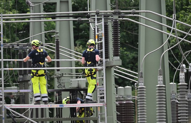 Mitarbeiter von FairNetz arbeiten auf dem Gelände eines Umspannwerks, in dem es im Juni 2026 gebrannt hatte. (zu dpa: «Landesregierung will mit Task Force Netzausbau beschleunigen»)<span class='image-autor'>Marijan Murat/dpa</span>