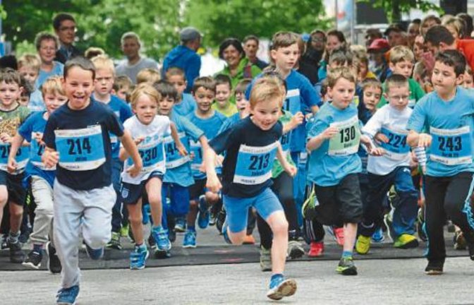 So sieht Laufbegeisterung aus: Massenstart der Jungs über 700 Meter Foto: Stahlfeld