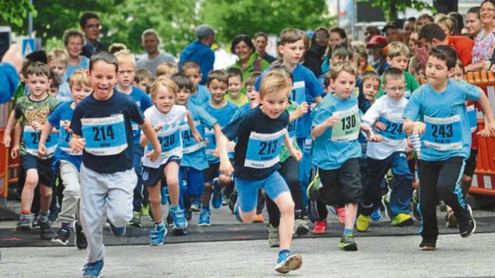 So sieht Laufbegeisterung aus: Massenstart der Jungs über 700 Meter Foto: Stahlfeld