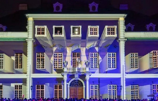 Raffinierte Effekte werden bei „Just White and Blue“ auf die Fassade des Ludwigsburger Residenzschlosses projiziert. <span class='image-autor'>Foto: SGG/eventstifter</span>