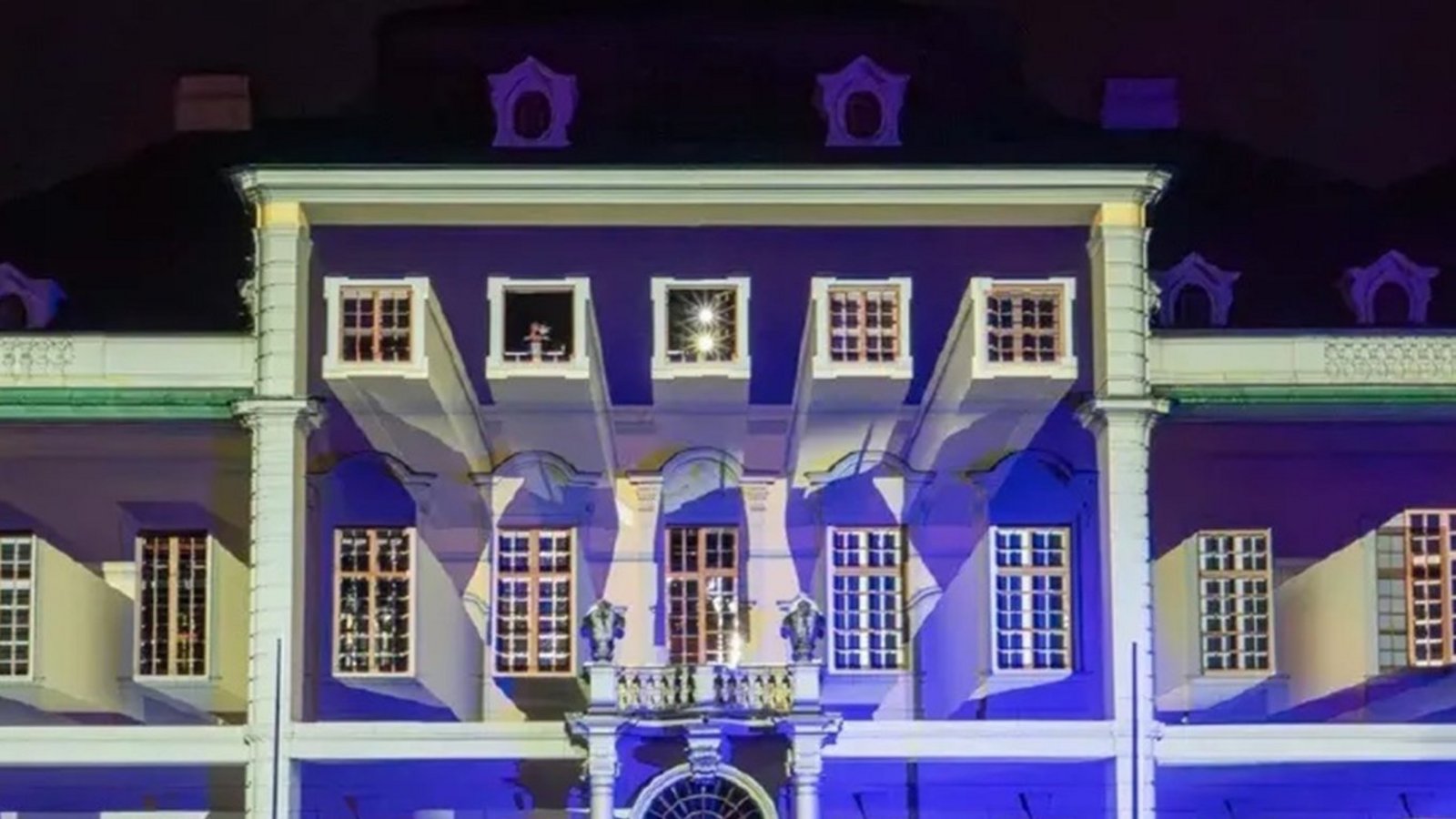 Raffinierte Effekte werden bei „Just White and Blue“ auf die Fassade des Ludwigsburger Residenzschlosses projiziert. Foto: SGG/eventstifter Raffinierte Effekte werden bei „Just White and Blue“ auf die Fassade des Ludwigsburger Residenzschlosses projiziert. Foto: SGG/eventstifter