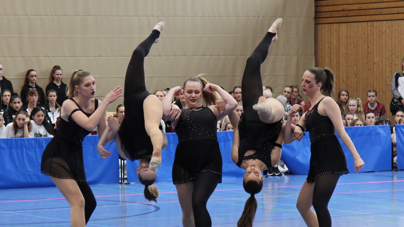 Eine eindrucksvolle Choreografie zeigt die Gruppe GymMotion vom TV Sersheim beim 7. Neckar-Enz-Cup am Samstag. Foto: Dittrich Eine eindrucksvolle Choreografie zeigt die Gruppe GymMotion vom TV Sersheim beim 7. Neckar-Enz-Cup am Samstag. Foto: Dittrich