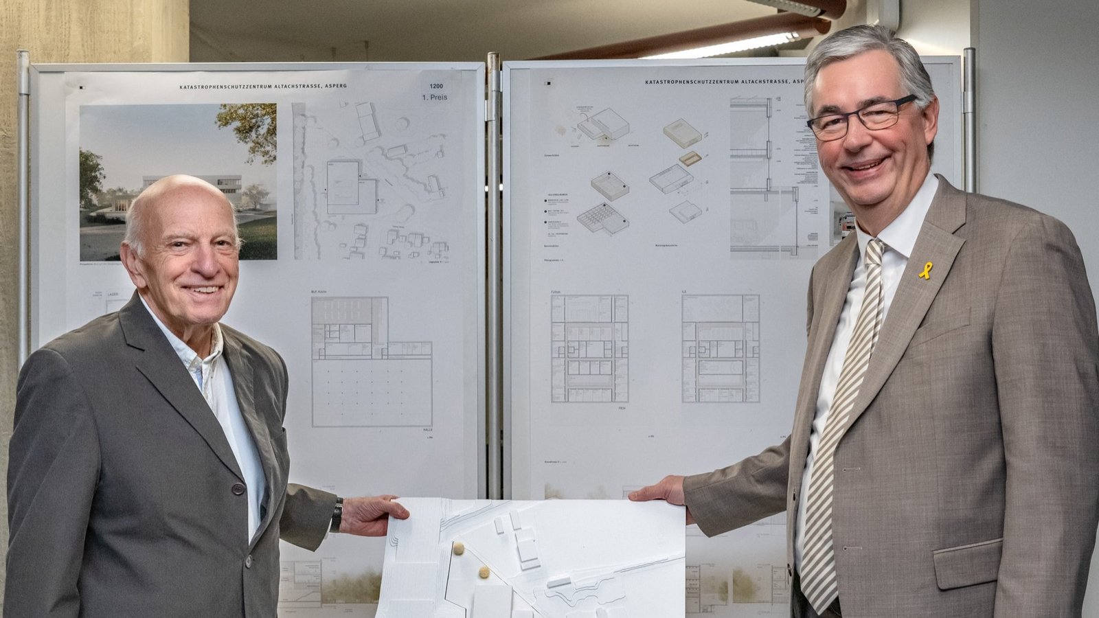 Der Vorsitzende des Preisgerichts, Architekt Eckart Rosenberger (links), und Landrat Dietmar Allgaier mit dem Modell des neuen Katastrophenschutzzentrums. Foto: Landratsamt Der Vorsitzende des Preisgerichts, Architekt Eckart Rosenberger (links), und Landrat Dietmar Allgaier mit dem Modell des neuen Katastrophenschutzzentrums. Foto: Landratsamt
