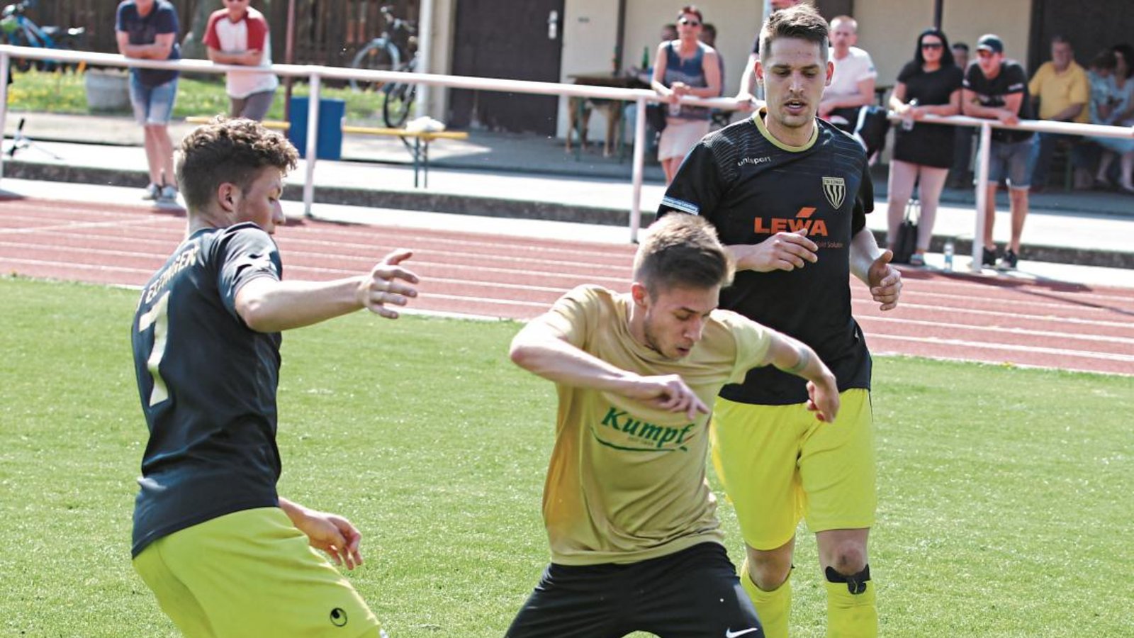 Marc Tröger (Mitte) wirbelt nach einem kurzen Ausflug zum TSV Schwieberdingen seit der Winterpause wieder für die SGM Riexingen. Foto: Nachreiner Marc Tröger (Mitte) wirbelt nach einem kurzen Ausflug zum TSV Schwieberdingen seit der Winterpause wieder für die SGM Riexingen. Foto: Nachreiner