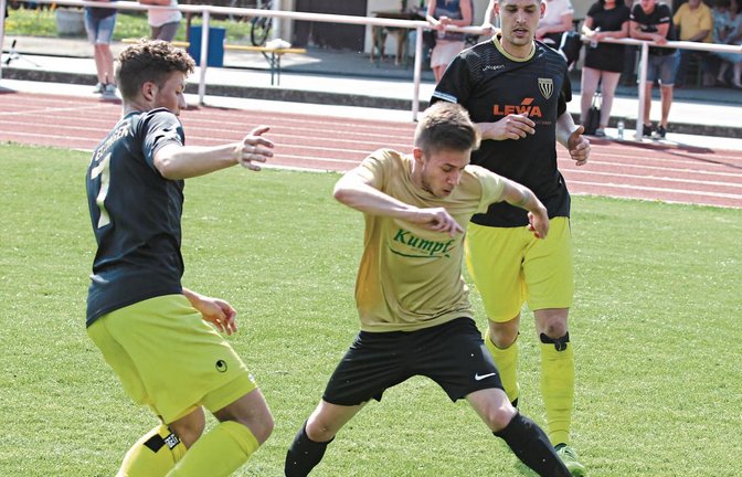 Marc Tröger (Mitte) wirbelt nach einem kurzen Ausflug zum TSV Schwieberdingen seit der Winterpause wieder für die SGM Riexingen. Foto: Nachreiner