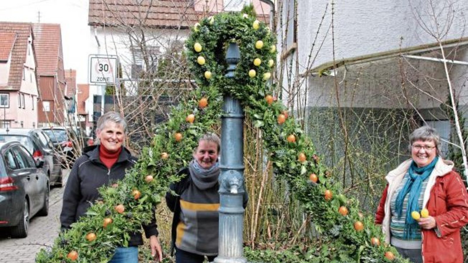 Der Osterbrunnen in Nussdorf ist wieder geschmückt. Seit 15 Jahren sorgt eine private Initiative um Marianne Rapp für diesen bunten Farbtupfer. Foto: Bögel Der Osterbrunnen in Nussdorf ist wieder geschmückt. Seit 15 Jahren sorgt eine private Initiative um Marianne Rapp für diesen bunten Farbtupfer. Foto: Bögel