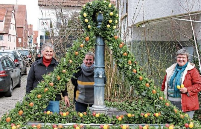 Der Osterbrunnen in Nussdorf ist wieder geschmückt. Seit 15 Jahren sorgt eine private Initiative um Marianne Rapp für diesen bunten Farbtupfer. Foto: Bögel