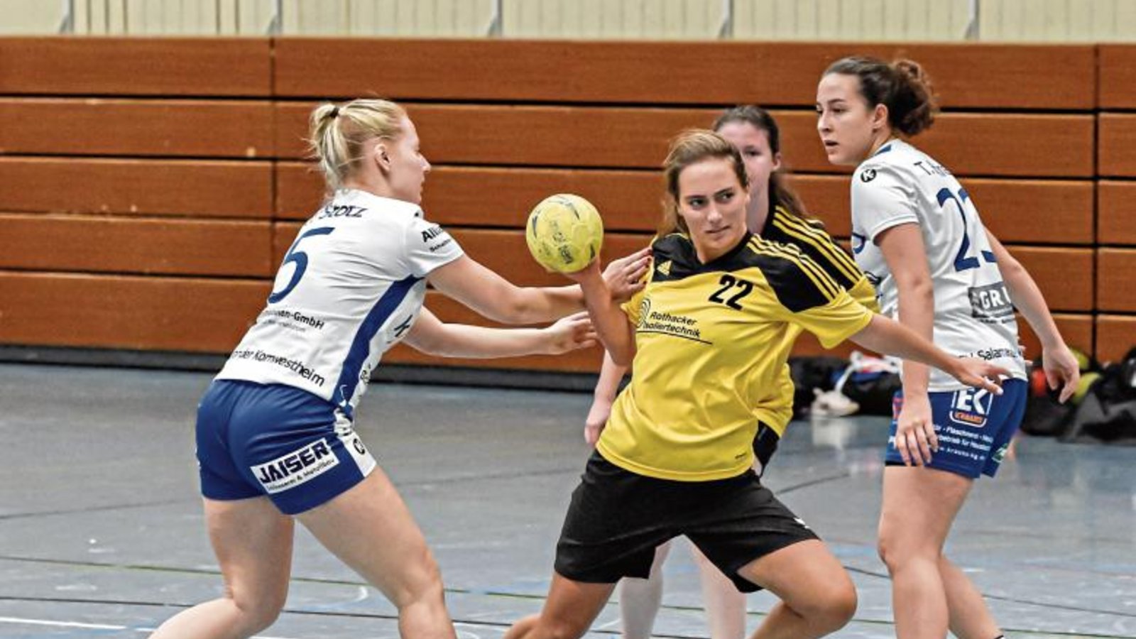 Sonja Wild (Mitte) setzt sich Jasmin Stotz (links) und Tessa Hönes durch. Die 25:53-Klatsche des TSV Oberriexingen gegen den SV Kornwestheim II konnte aber auch sie nicht verhindern. Foto: Leitner Sonja Wild (Mitte) setzt sich Jasmin Stotz (links) und Tessa Hönes durch. Die 25:53-Klatsche des TSV Oberriexingen gegen den SV Kornwestheim II konnte aber auch sie nicht verhindern. Foto: Leitner