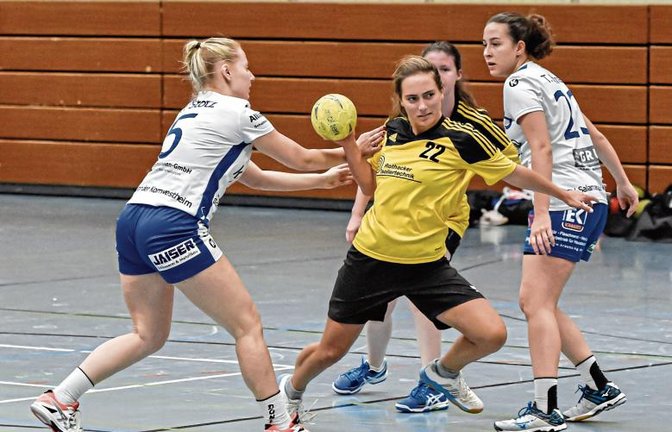 Sonja Wild (Mitte) setzt sich Jasmin Stotz (links) und Tessa Hönes durch. Die 25:53-Klatsche des TSV Oberriexingen gegen den SV Kornwestheim II konnte aber auch sie nicht verhindern. Foto: Leitner