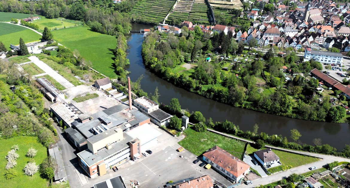 Vaihinger Gartenschauareal, Gelände der Gartenschau Vaihingen enzückt 2029, Drohnenbild, Luftbild mit Drohne aus April 2024:  vorne Häcker-Areal, dann Enz, Bürgergärten, Köpfwiesen, dahinter Innenstadt und Schloss Kaltenstein