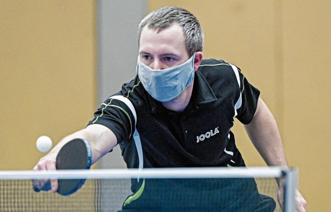 Viele Spieler des TSV Enzweihingen wie hier Michael Potz haben sich spezielle Sport-Mund-Nasen-Masken besorgt, um auch an der Tischtennisplatte geschützt zu sein.  Foto: Leitner