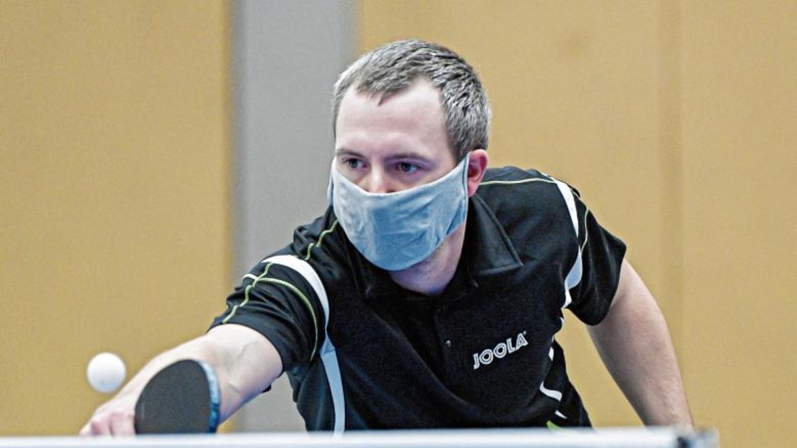 Viele Spieler des TSV Enzweihingen wie hier Michael Potz haben sich spezielle Sport-Mund-Nasen-Masken besorgt, um auch an der Tischtennisplatte geschützt zu sein. Foto: Leitner Viele Spieler des TSV Enzweihingen wie hier Michael Potz haben sich spezielle Sport-Mund-Nasen-Masken besorgt, um auch an der Tischtennisplatte geschützt zu sein. Foto: Leitner
