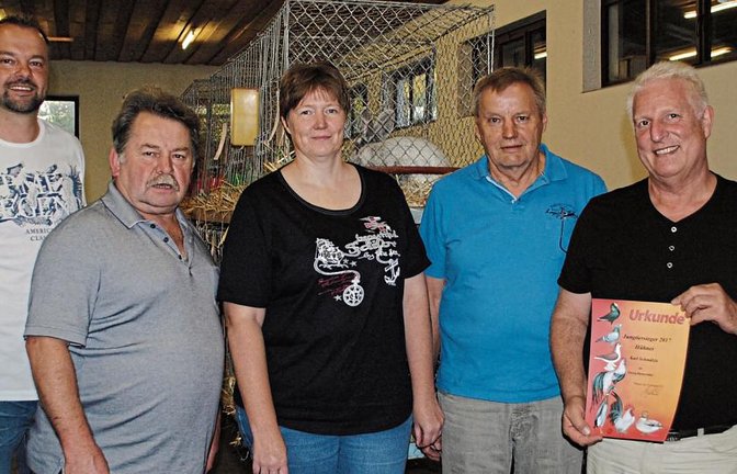 Die erfolgreichen und langjährigen Mitglieder vom Illinger Kleintierzuchtverein (von links): Heinz Speidel, Marco Mannhardt, Rolf Haberstroh, Diana Zillmann, Norbert Mannhardt, Karl Schmälzle und Tim Mannhardt.  Foto: Stahlfeld