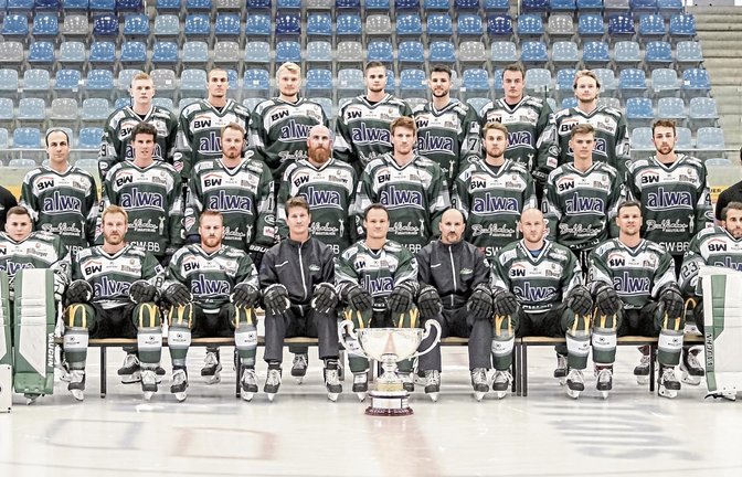 Die Steelers: (hintere Reihe, von links) Alexander Preibisch, Max Lukes, Benjamin Hüfner, Benjamin Zientek, Dennis Swinnen, Norman Hauner und Pascal Grosse, (mittlere Reihe, von links) Betreuer Marco Schwarzer, Frèdèrik Cabana, Matt McKnight, Willie Corrin, Shawn Weller, Max Prommersberger, Luca Gläser, Fabjon Kuqi, Yannick Wenzel und Physiotherapeut Pirmin Härle sowie (vordere Reihe, von links) Ilya Sharipov, Sascha Goc, Tyler McNeely, Co-Trainer/Sportlicher Leiter Marc St-Jean, René Schoofs, Trainer Hugo Boisvert, Marcus Sommerfeld, Bastian Steingroß und Sinisa Martinovic.  Foto: Simecek