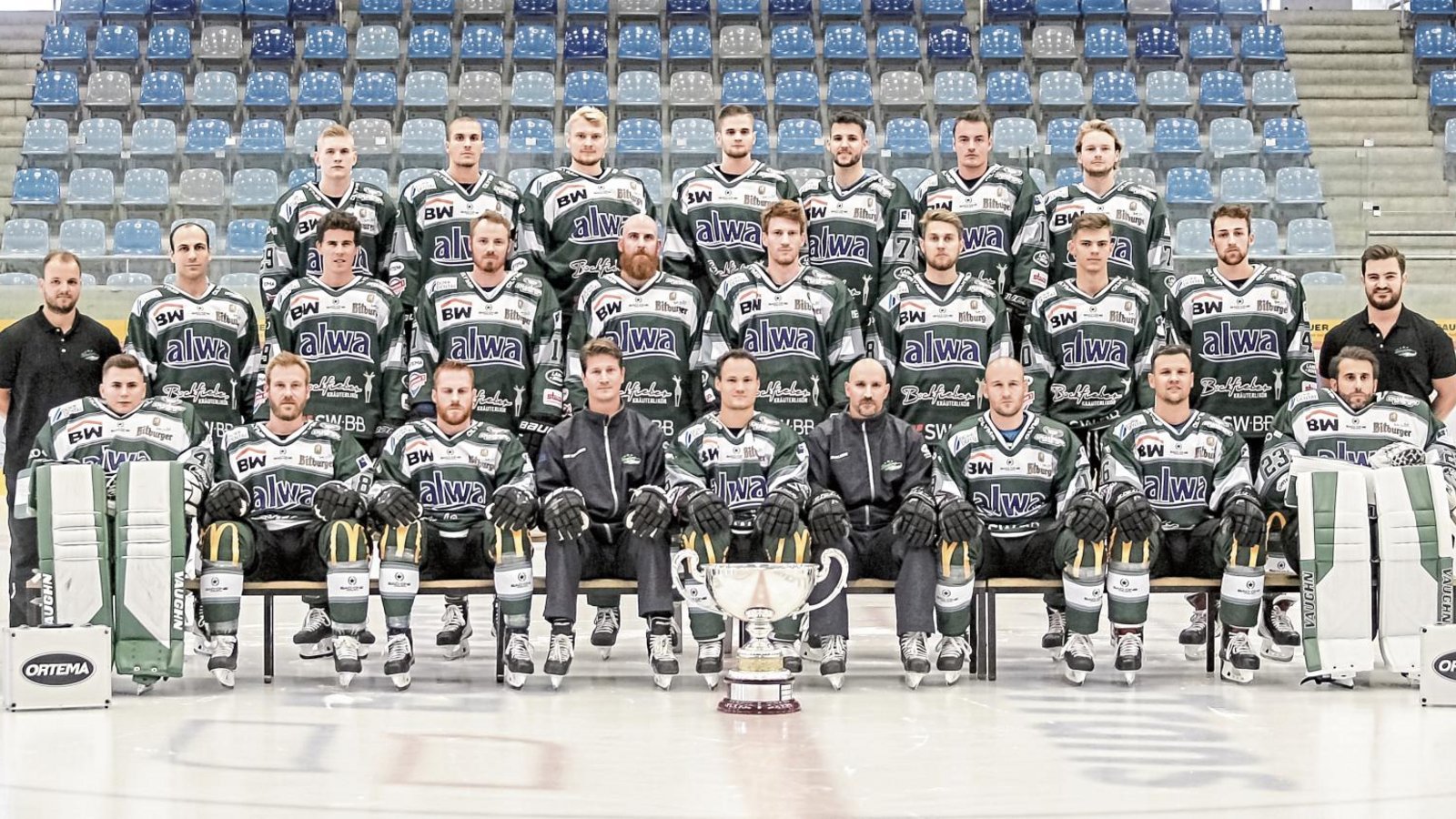 Die Steelers: (hintere Reihe, von links) Alexander Preibisch, Max Lukes, Benjamin Hüfner, Benjamin Zientek, Dennis Swinnen, Norman Hauner und Pascal Grosse, (mittlere Reihe, von links) Betreuer Marco Schwarzer, Frèdèrik Cabana, Matt McKnight, Willie Corrin, Shawn Weller, Max Prommersberger, Luca Gläser, Fabjon Kuqi, Yannick Wenzel und Physiotherapeut Pirmin Härle sowie (vordere Reihe, von links) Ilya Sharipov, Sascha Goc, Tyler McNeely, Co-Trainer/Sportlicher Leiter Marc St-Jean, René Schoofs, Trainer Hugo Boisvert, Marcus Sommerfeld, Bastian Steingroß und Sinisa Martinovic. Foto: Simecek Die Steelers: (hintere Reihe, von links) Alexander Preibisch, Max Lukes, Benjamin Hüfner, Benjamin Zientek, Dennis Swinnen, Norman Hauner und Pascal Grosse, (mittlere Reihe, von links) Betreuer Marco Schwarzer, Frèdèrik Cabana, Matt McKnight, Willie Corrin, Shawn Weller, Max Prommersberger, Luca Gläser, Fabjon Kuqi, Yannick Wenzel und Physiotherapeut Pirmin Härle sowie (vordere Reihe, von links) Ilya Sharipov, Sascha Goc, Tyler McNeely, Co-Trainer/Sportlicher Leiter Marc St-Jean, René Schoofs, Trainer Hugo Boisvert, Marcus Sommerfeld, Bastian Steingroß und Sinisa Martinovic. Foto: Simecek