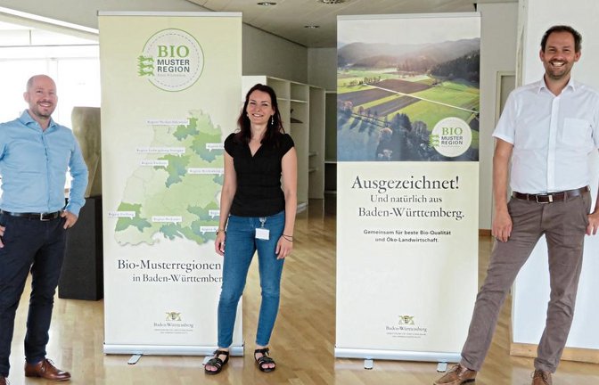 Die Bio-Musterregion Enzkreis geht in die Verlängerung. Über die neue Bewilligung bis 2024 freuen sich (von rechts) Landrat Bastian Rosenau, Regionalmanagerin Marion Mack und Dezernent Dr. Daniel Sailer.  Foto: LE
