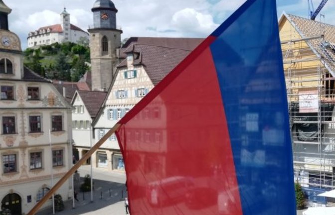 Zum Maientag. werden die Stadtfahnen gehisst.