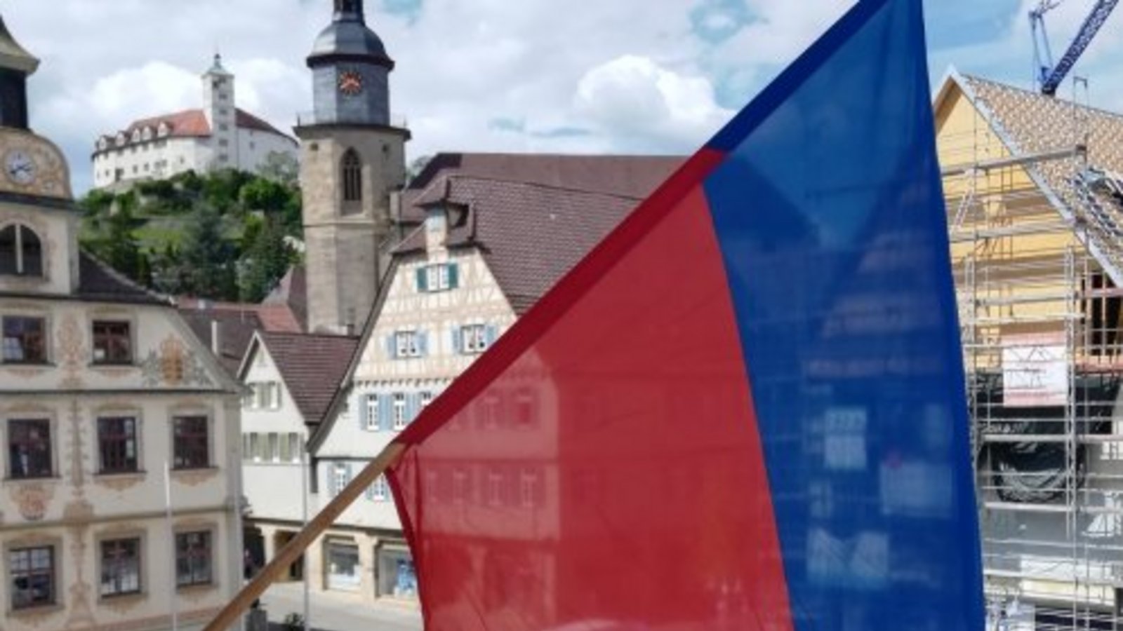 Zum Maientag. werden die Stadtfahnen gehisst. Zum Maientag. werden die Stadtfahnen gehisst.