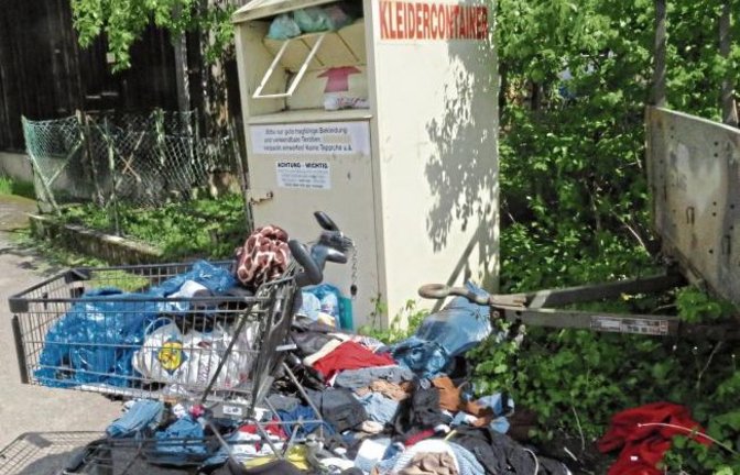 Oh je. „Kleidersammlung“ wie sie nicht sein sollte. Gesehen in der Enzweihinger Hindenburgstraße.  Foto: Arning
