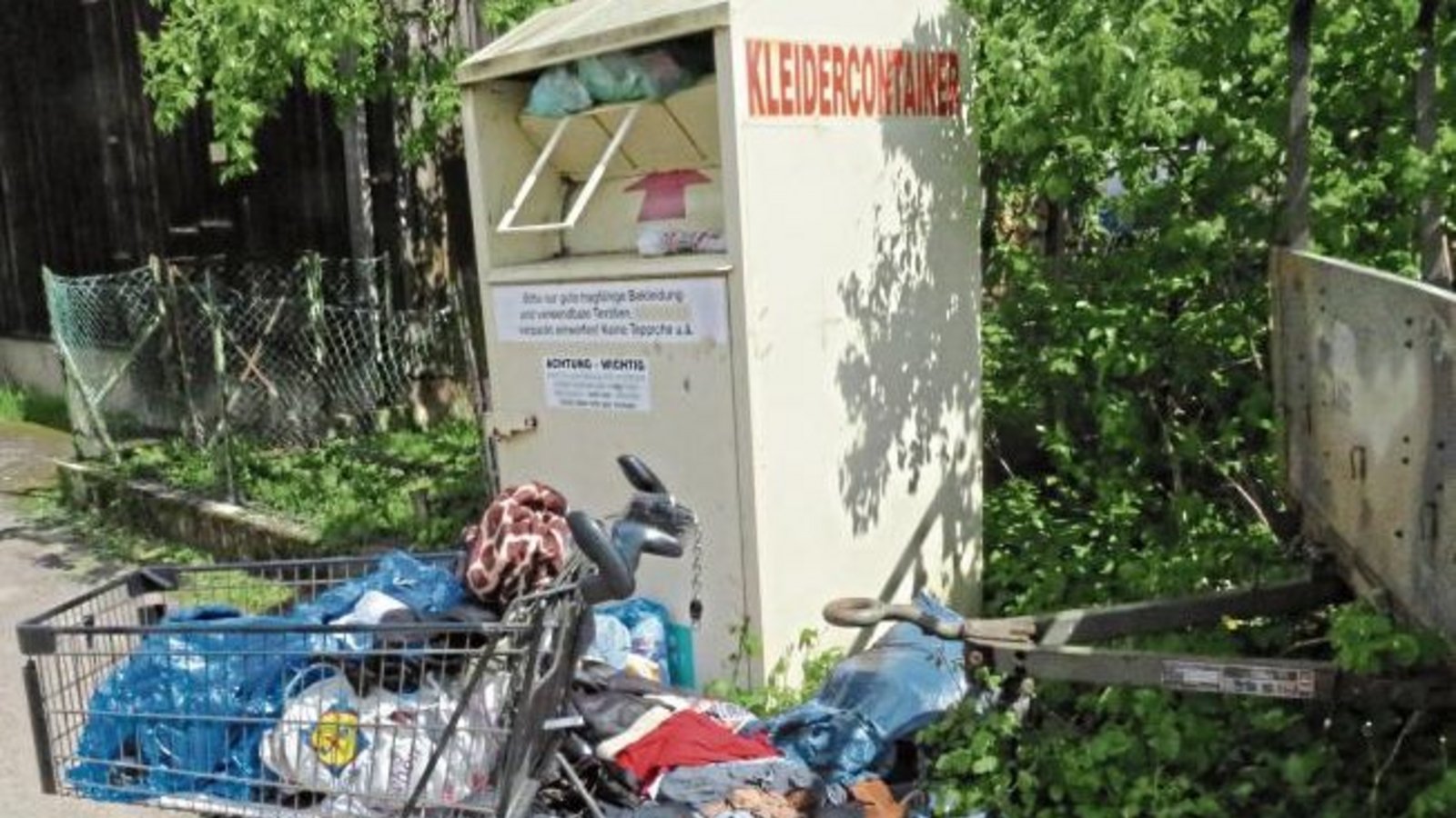 Oh je. „Kleidersammlung“ wie sie nicht sein sollte. Gesehen in der Enzweihinger Hindenburgstraße. Foto: Arning Oh je. „Kleidersammlung“ wie sie nicht sein sollte. Gesehen in der Enzweihinger Hindenburgstraße. Foto: Arning