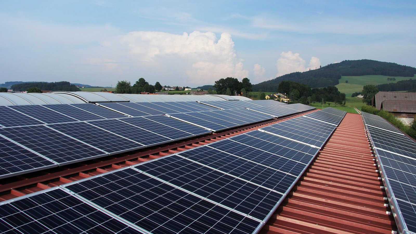 Solarmodule werden angesichts stark wachsender Kosten für Wärme und Strom „immer wichtiger“, sagt Berater Lampe. Foto: Pixabay