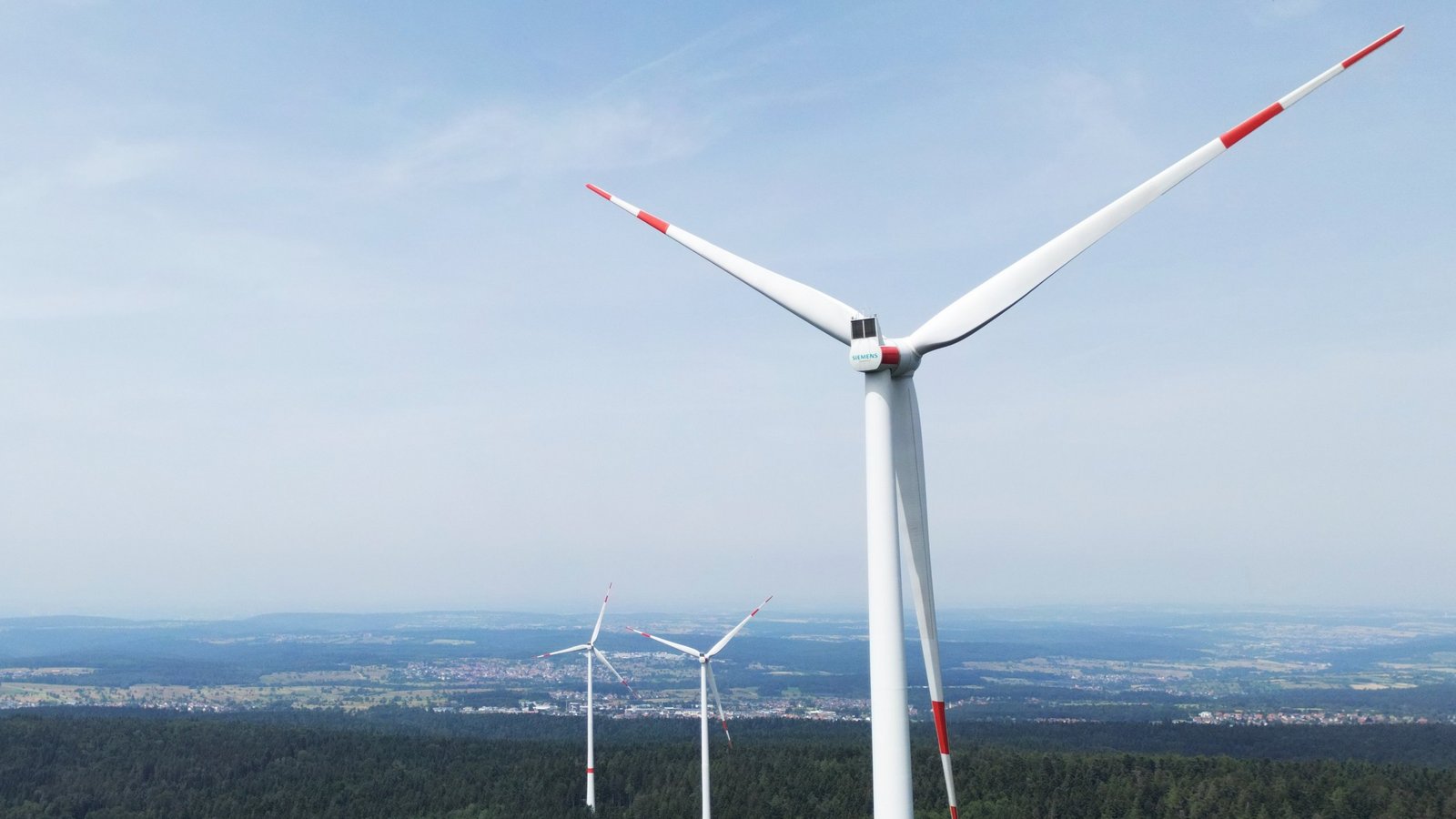 Am Westrand des Enzkreises stehen Windräder schon seit mehreren Jahren im Wald. Wie hier in Straubenhardt kann ein Windpark gelingen – muss es aber nicht. Archivfoto: Küppers Am Westrand des Enzkreises stehen Windräder schon seit mehreren Jahren im Wald. Wie hier in Straubenhardt kann ein Windpark gelingen – muss es aber nicht. Archivfoto: Küppers