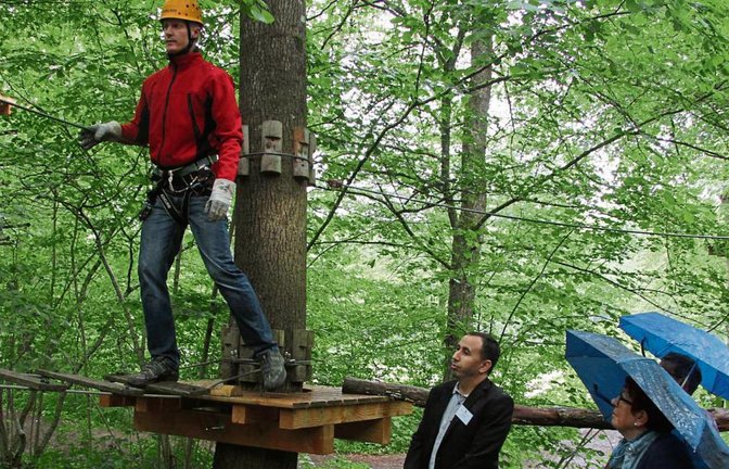 Stephan Coenen (links) betreibt jedes Jahr von April bis Oktober den Kletterwald in Illingen. Nur mit Helm und Sicherheitsgurten darf zwischen den Bäumen geklettert werden.  Fotos: Thaler