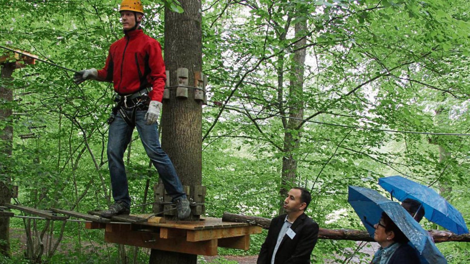 Stephan Coenen (links) betreibt jedes Jahr von April bis Oktober den Kletterwald in Illingen. Nur mit Helm und Sicherheitsgurten darf zwischen den Bäumen geklettert werden.  Fotos: Thaler