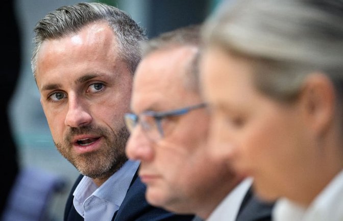 Ulrich Siegmund (links), strahlender Wahlsieger in Sachsen-Anhalt, will seine beiden Parteichefs Tino Chrupalla und Alice Weidel zwar über sein weiteres Vorgehen informieren, sich aber nicht von ihnen reinreden lassen. Der Grund liegt auch in unterschiedlichen Prioritäten.<span class='image-autor'>Bernd von Jutrczenka/dpa</span>