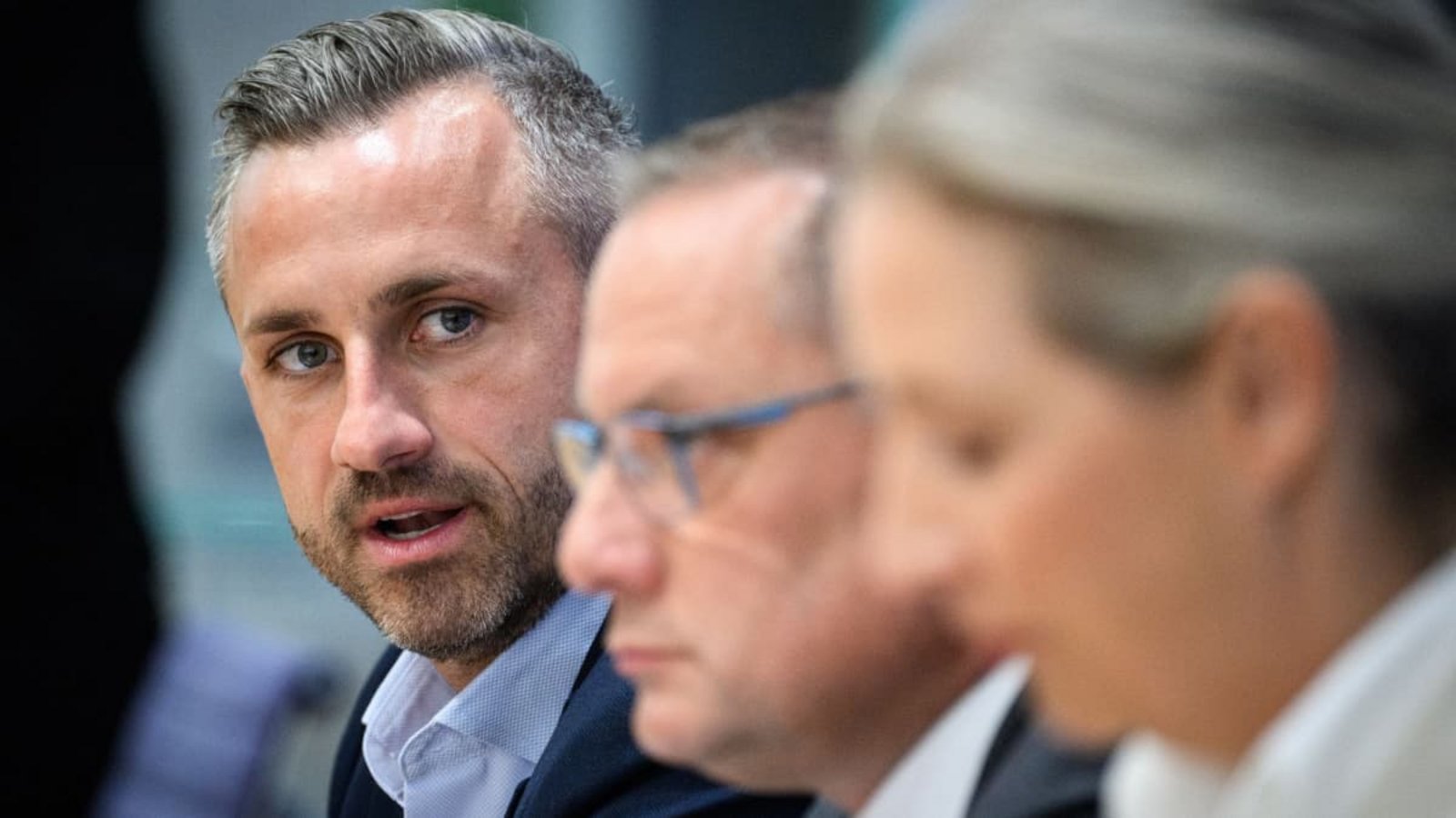Ulrich Siegmund (links), strahlender Wahlsieger in Sachsen-Anhalt, will seine beiden Parteichefs Tino Chrupalla und Alice Weidel zwar über sein weiteres Vorgehen informieren, sich aber nicht von ihnen reinreden lassen. Der Grund liegt auch in unterschiedlichen Prioritäten.Bernd von Jutrczenka/dpa Ulrich Siegmund (links), strahlender Wahlsieger in Sachsen-Anhalt, will seine beiden Parteichefs Tino Chrupalla und Alice Weidel zwar über sein weiteres Vorgehen informieren, sich aber nicht von ihnen reinreden lassen. Der Grund liegt auch in unterschiedlichen Prioritäten.Bernd von Jutrczenka/dpa
