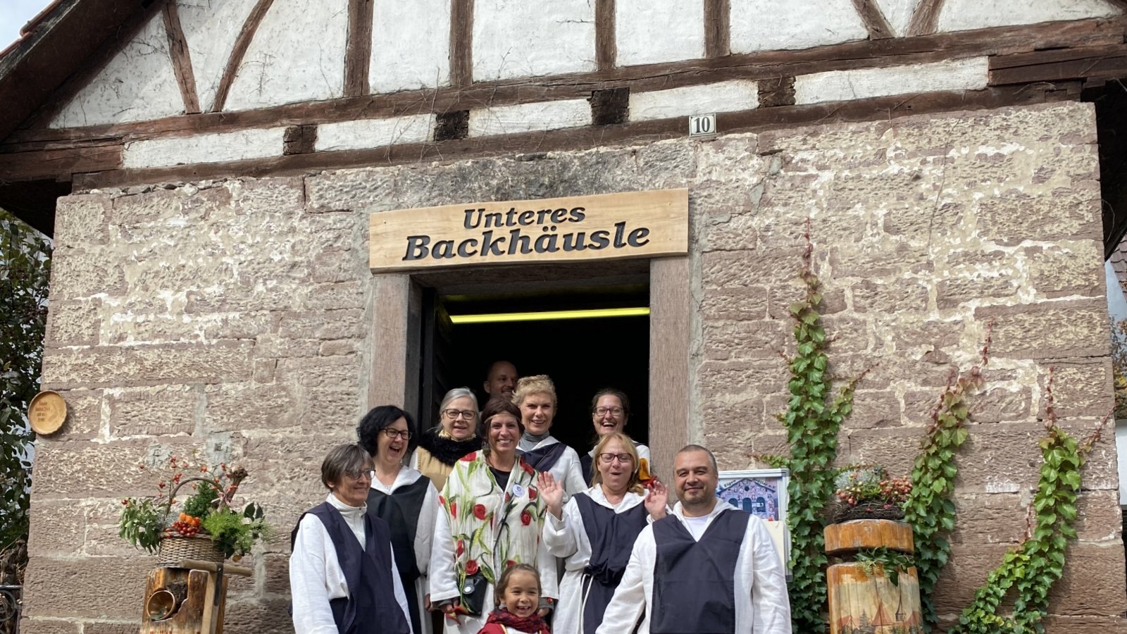 Die Eigen-Brötler zollten Horrheim zur 1250-Jahr-Feier am Sonntag auf besondere Art ihren Respekt. Andrea Bramm-Maier berichtet: „Da wir alle sehr traditionell sind, lag es uns sehr am Herzen, zu dem stolzen Jubiläum an das Horrheim aus ganz früheren Zeiten zu erinnern. Nach tagelanger Suche nach einem passenden Gewand wurden wir dann bei den Maulbronnern fündig, die uns freundlicherweise die original Mönchskostüme überließen. Natürlich wurde auch das Backhäusle herausgeputzt und liebevoll dekoriert, mit allem was die Natur hergibt. Die Besucher waren sehr interesssiert an der alten Art zu backen und voller Lob für unser Engagement. Unser im Backhäusle Gebackenes wie das Nonnenbrot und Speck/Kümmelplätz waren restlos ausverkauft.“ Foto: p