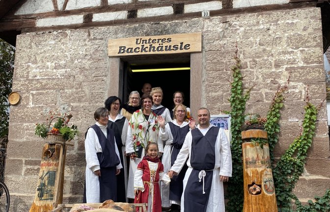 Die Eigen-Brötler zollten Horrheim zur 1250-Jahr-Feier am Sonntag auf besondere Art ihren Respekt. Andrea Bramm-Maier berichtet: „Da wir alle sehr traditionell sind, lag es uns sehr am Herzen, zu dem stolzen Jubiläum an das Horrheim aus ganz früheren Zeiten zu erinnern. Nach tagelanger Suche nach einem passenden Gewand wurden wir dann bei den Maulbronnern fündig, die uns freundlicherweise die original Mönchskostüme überließen. Natürlich wurde auch das Backhäusle herausgeputzt und liebevoll dekoriert, mit allem was die Natur hergibt. Die Besucher waren sehr interesssiert an der alten Art zu backen und voller Lob für unser Engagement. Unser im Backhäusle Gebackenes wie das Nonnenbrot und Speck/Kümmelplätz waren restlos ausverkauft.“ <span class='image-autor'>Foto: p</span>